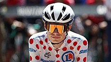 PUTNÍKY MU SLU�Í. Usm�vavý Jonas Vingegaard �eká na start osmnácté etapy Tour...