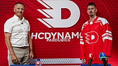 Majitel hokejových Pardubic Petr Ddek a nová posila Roman ervenka.