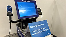 Modrá chybová obrazovka na pokladn v obchodním dom postieném IT výpadkem v...
