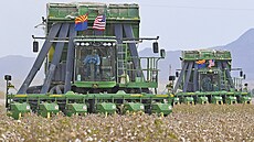 Dva modulární sklízee bavlny znaky John Deere sklízejí bavlnu ve Winterhavenu...