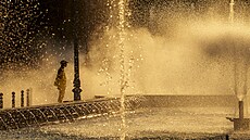 V rumunské Bukureti se u mstské kany ochlazuje pracovník mstského úadu,...