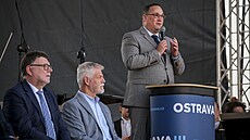 Primátor Ostravy Jan Dohnal p�i projevu na slavnostním zahájení stavby...