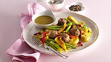 Tepl� paprikov� sal�t s masov�mi kuli�kami + stepy