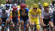 Tadej Poga�ar a Joao Almeida v devatenácté etap� Tour de France.