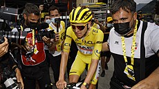 Tadej Pogaar v cíli 19. etapy.