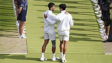Finalisté Wimbledonu Novak Djokovič a Carlos Alcaraz po skončení utkání.