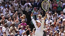 Barbora Krej�íková zvedá ruce po vít�zství ve finále Wimbledonu.