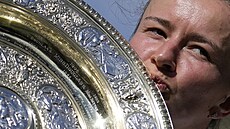 Barbora Krej�íková s trofejí pro vít�zku Wimbledonu