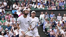 Max Purcell a Jordan Thompson (vep�edu) b�hem finále Wimbledonu.