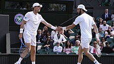 Max Purcell (vlevo) a Jordan Thompson ve finále Wimbledonu.