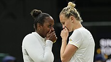 Kate�ina Siniaková se radí s par�a�kou Taylor Townsendovou ve finále Wimbledonu.