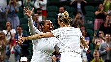Kate�ina Siniaková a Taylor Townsendová se radují po triumfu ve wimbledonské...