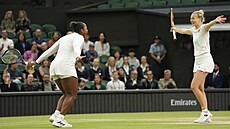 Kate�ina Siniaková a Taylor Townsendová se radují po triumfu ve wimbledonské...