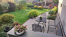 Zahrada v kv�tnu 2024: terasa s posezením