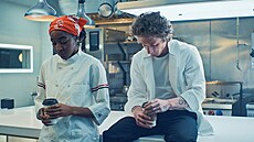 Ayo Edebiri a Jeremy Allen White v tetí sérii seriálu Medvd (2024)