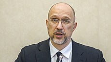 Ukrajinský premiér Denys myhal ped spoleným jednáním zástupc eské a...