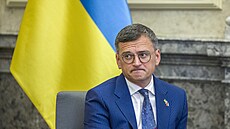 Ukrajinský ministr zahrani�í Dmytro Kuleba p�ed spole�ným jednáním zástupc�...