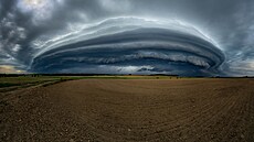 Takto se Lukái Gallovi podailo v srpnu 2020 vyfotit ukázkový shelf cloud...