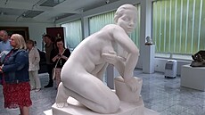 Jan tursa: Dívka myjící si prs. Galerie plastik Hoice