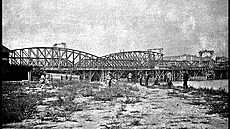 Výmna elezniního mostu pod Vyehradem v roce 1901. (Praské mosty, 1904)