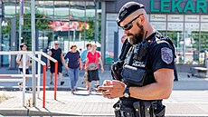 V lét� se strá�níci nemusí potit v dlouhém rukávu. Kolegové z autohlídky ve...