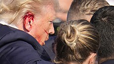 Donald Trump byl postelen do ucha na pedvolebním mítinku v Pensylvánii. (14....