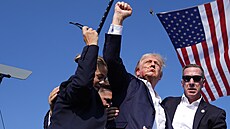 Donald Trump byl postøelen na pøedvolebním mítinku v Pensylvánii. (14. èervence...
