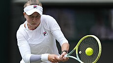Babora Krej�íková hraje bekhend ve �tvrtfinálovém duelu Wimbledonu.
