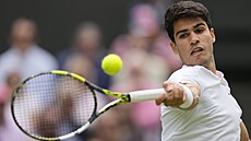 Carlos Alcaraz se soustředí na míček v semifinále Wimbledonu.