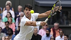 Carlos Alcaraz se připravuje na bekhend v semifinále Wimbledonu.
