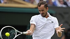 Daniil Medveděv hraje forhend v semifinálovém zápase Wimbledonu.