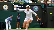 Barbora Krejčíková se připravuje na úder ve čtvrtfinále Wimbledonu.