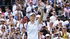 Jelena Rybakinová se raduje z postupu do semifinále Wimbledonu.