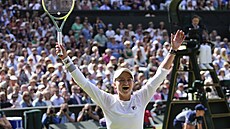 Barbora Krejíková se raduje ze senzaního vítzství ve Wimbledonu.