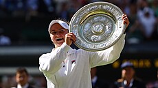 Barbora Krejíková pózuje s trofejí pro ampionku Wimbledonu.