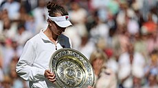Barbora Krejíková pózuje s trofejí pro ampionku Wimbledonu.