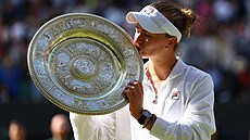 Barbora Krejíková líbá vysnnou trofej pro vítzku Wimbledonu.