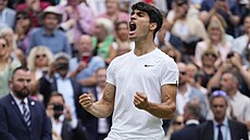 Carlos Alcaraz se raduje z výhry v semifinále Wimbledonu.
