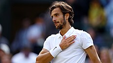 Lorenzo Musetti slaví postup do semifinále Wimbledonu.