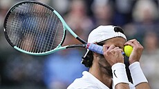 Lorenzo Musetti se dojímá po výhe ve tvrtfinále Wimbledonu.