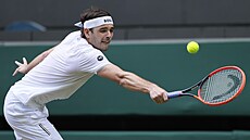 Taylor Fritz se natahuje pro míek ve tvrtfinále Wimbledonu.