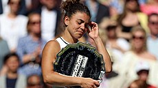 Jasmine Paoliniová s trofejí pro poraenou finalistku Wimbledonu.