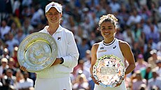 Wimbledonská �ampionka Barbora Krej�íková a pora�ená finalistka Jasmine...