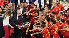 panlský král Filip VI. se chystá zvednout trofej s fotbalisty panlska.