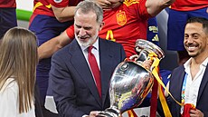 Král panlska Filip VI. pózuje s trofejí.