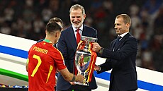 Kapitán panl Álvaro Morata jed jako první pro týmovou trofej.