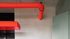 ervenou barvu vyuili architekti na technicistních prvcích, nejen na digestoi.
