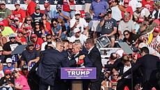 Donald Trump byl postelen do ucha na pedvolebním mítinku v Pensylvánii. (14....