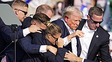 Donald Trump byl postelen do ucha na pedvolebním mítinku v Pensylvánii. (14....