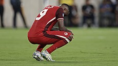 Zklamaný kanadský fotbalista Cyle Larin po semifinálové porá�ce s Argentinou.
